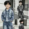 Conjunto de Ropa para Niños Niños Primavera y Otoño 2025 Nueva Moda Atuendo de Otoño Elegante Denim Caballo Volador Conjunto de Tres Piezas Moderno