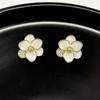 Corea del Sur Pétalo Nueva Moda Diseño de Nicho Estilo Chanel Pendientes de Pétalo Blanco Femenino Diseño de Nicho Pendientes de Alta Calidad