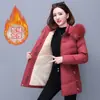 Jaqueta acolchoada de algodão, casaco de algodão com enchimento de pluma, roupas de inverno femininas, novo estilo para mães de meia-idade, comprimento médio, forrado com fleece, casaco de algodão espesso