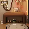 Se puede colocar un banco en la entrada del vestíbulo, sirviendo como banco para cambiarse los zapatos, un banco largo, un banco al pie de la cama, o un banco acolchado suave para el vestidor o el probador, proporcionando un lugar para descansar.