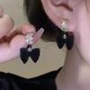 Pendientes de lazo negro de alta gama, sencillos, ligeros y de lujo, estilo frío, con temperamento femenino, pendientes retro Joker, venta al por mayor