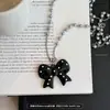 Colar Longo de Corrente para Clavícula Feminino com Laço de Bolinhas Pretas e Pérolas - Acessórios de Design Versátil de Nicho de Alta Qualidade