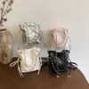Bolso acolchado con cadena de alto valor estético, Bolso tipo cubo a la moda, Nuevo estilo versátil, Bolso de hombro moderno y elegante para el trabajo
