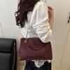Nova Bolsa de Ombro Cruzado de Grande Capacidade com Design Exclusivo Padrão Pele de Cobra Bolsa Quadrada Pequena Moda Casual para o Trabalho Primavera e Verão 2025