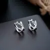 Brincos de Argola Cruzados de Zircônia Transfronteiriços para Homens, Brincos de Argola Lisos, Presilhas de Orelha de Raio, Pingentes de Orelha, Acessórios de Orelha para Mulheres, Amostra de Live do TikTok