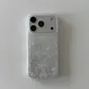 Capa de renda vazada com flor branca adequada para iPhone 18 Pro Max, iPhone 17 com pulseira de pulso, iPhone 16 com strass, iPhone 15 design simples para mulheres