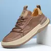 Zapatos de Hombre de Cuero Genuino Europeo con Suelas Gruesas, Zuecos Casuales Transpirables Huecos, Zapatos Blancos de Hombre 2026 Otoño Nuevos y Modernos