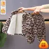 Roupas de Inverno para Meninos e Meninas com Forro de Lã Espessadas Roupas de Casa Conjunto de Duas Peças 2025 Inverno Novo Pijama Quente Infantil com Estampa de Leopardo Tendência