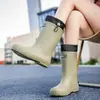Botas de Chuva e Sapatos Aquáticos de Novo Estilo Transfronteiriços para Mulheres, Impermeáveis, Antiderrapantes, Modernos e Populares, Sapatos de Chuva Leves para Mulheres, Sapatos de Borracha para Adultos