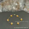 Pulseira Fina de Flor em V com Trevo de Quatro Folhas Banhada a Ouro com Cinco Flores, Espessamente Banhada a Ouro 18K, Trevo de Quatro Folhas Natural de Madrepérola Branca Pulseira da Sorte