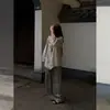 Traje de outono super estiloso para 2026, um conjunto completo de roupas casuais com uma vibe descontraída, composto por uma camisa e calças de perna larga listradas