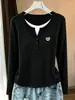Moda Otoño 2026: Camiseta de Manga Larga de Algodón Puro para Mujer, Estilo Coreano, Cuello Henry, Falso Dos Piezas, con Diseño de Cuello en Y para un Look Juvenil