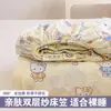 Lindo Estampado de Gatito Clase A Gasa de Doble Capa Tipo Nube Conjunto de Tres Piezas Estilo Infantil y Estudiantil con Sábana Bajera Completamente Envuelta y Completamente Fija
