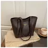 Bolsa Popular para Mujer de Exportación Transfronteriza 2025 Bolso Retro de Gran Capacidad para Mujer Otoño Casual Ropa de Trabajo Bolso de Hombro Tote de PU