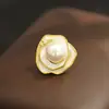 Broche Nuevo Simple Elegante de Esmalte Blanco Rosa Temperamento de Nicho Bordado de Perlas Broche de Camelia para Mujeres