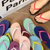 Nuevas chanclas para mujer, nuevo verano 2026 para uso en casa, sandalias deslizables antideslizantes para parejas, estilo de hombre
