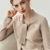Suéter de Caxemira Novo Estilo Outono/Inverno 2026 com Gola Drapeada para Mulheres, Suéter Básico de Tricô Solto com Decote V, Suéter de Lã Versátil