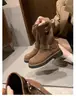 Pronto em Estoque e Enviado em Segundos! Sapatos Estilo Mãe de Uva Fivela de Motocicleta Retrô com Bico Redondo Solado Grosso Botas Curtas até o Meio da Panturrilha para Mulheres no Outono e Inverno