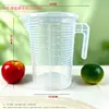 Taza medidora de plástico con tapa y escala en stock, especializada para tiendas de té de burbujas, jarra medidora doméstica de grado alimenticio, resistente a altas temperaturas