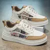 Sapatos masculinos primavera 2026 novos estilosos versáteis esportivos casuais tênis marca de moda de luxo masculina sapatos brancos estilosos