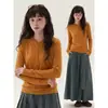 Suéter de tricô laranja com capuz estilo coreano para mulheres, projetado para usar em camadas no outono e inverno, corte justo, comprimento curto e perfeito como peça interna ou top