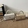 Bolsa de mão retrô quadrada pequena da moda para outono e inverno, com fecho de giro simples na aba, alça de ombro removível, e pode ser usada como bolsa de ombro ou bolsa transversal.