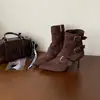 Primeiro Encontro: Botas de tornozelo femininas estilo retrô europeu e americano, com bico fino, salto agulha e zíper lateral, coleção nova 2026, elegantes, de salto alto, com ajuste justo