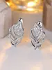 Pendientes Redondos de Diamante Blanco Incrustado con Hoja Calada de Moda Europea y Americana, Gama Alta, Súper Brillantes, Llenos de Diamantes, Pendientes de Lujo Accesible y Versátiles