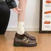 Mocasines estilo británico para mujer con hebilla de metal, nueva colección otoño 2026, versátiles y adecuados para el trabajo, con cierre de velcro, en un estilo clásico "old money", zapatos pequeños de piel