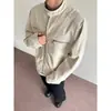 Chaqueta informal de moda estilo americano con un ambiente relajado, con un diseño deconstruido y detalles de patchwork, con cuello de solapa, adecuada tanto para hombres como para mujeres, en un corte holgado vintage, versátil para ropa de trabajo y uso casual