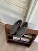 2025 Novo Estilo Pele Genuína Sola Grossa Quente Roupa Exterior Roupa de Trabalho Casual Preguiçosa Meia-Pantufa Baotou Birkenstock Chinelos Femininos