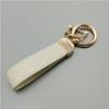 Venta al por mayor de fábrica boutique moda microfibra personalidad relieve diamante moda llavero de coche llavero colgante de cuero