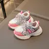 Tênis Esportivo Infantil 2025 Primavera e Outono Novo Estilo Malha para Meninos Solado Macio Sapatos de Pai Sapatos para Bebês Meninas Tênis Casuais para Bebês