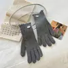 Mesmo estilo de designer coreano~Luvas quentes com costura overlock canelada contrastante para mulheres, luvas de inverno com dedos divididos para tela sensível ao toque