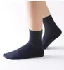 Calcetines para hombre de media pantorrilla negros blancos grises calcetines de puesto absorbentes del sudor desodorantes antibacterianos primavera y verano Cuatro Estaciones simples color sólido combinan con todo transpirables
