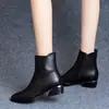 Botas de tornozelo em couro macio para mulheres, com sola reta, salto grosso e design de altura média.. Nova coleção outono/inverno 2026, com forro de couro e algodão para aquecimento extra, e um design isolado com forro de fleece, semelhante ao estilo de uma bota Martin