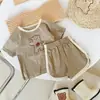 Conjunto esportivo de verão leve de duas peças com manga curta para meninos, conjunto de shorts infantil novo e moderno de verão 2026