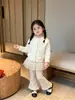Suéter tejido rosa dulce súper lindo para bebé niña, nuevo estilo de otoño, elegante suéter infantil con lazo de imitación de piel de visón para invierno