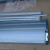 Suministros de Fábrica Acero Plástico Rollo Ancho Forma de Gota Estante de Exhibición Enrollable de Acero Plástico Venta al por Mayor Pantalla Producción Estante Publicitario