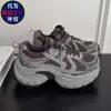 Zapatos gruesos de papá para mujer, nuevo modelo primavera 2026, que aumentan la altura, hacen que los pies parezcan más pequeños, zapatillas casuales versátiles, zapatos retro de mujer más vendidos