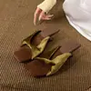 Primer Encuentro Temporada Terciopelo Plisado de Una Tira Punta Cuadrada Sandalias de Cuña Deslizantes para Mujer Estilo Francés de Lujo Ligero Retro Zapatillas de Exterior con Temperamento