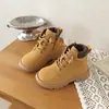 Botas estilo Martin para crianças, botas amarelas para meninas, botas curtas de outono para crianças maiores para passeios em campos e no Noroeste, botas à prova d'água para meninos