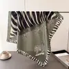 Bufanda Cuadrada de Imitación Seda con Estampado de Cebra en Color de Contraste Chal de Alta Gama Bufanda Versátil para el Cuello Pañuelo para la Cabeza Bufanda para Mujeres