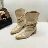 Nuevas botas cortas versátiles 2026 para adelgazar y aumentar la altura en otoño, botas de media pantorrilla, botas de moda estilo europeo y americano con remaches, tacones gruesos y puntas afiladas para mujer