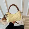 Bolsa de mão estilosa com bolinhas estilo coreano, um novo modelo fofo e moderno de 2026, perfeita para meninas jovens - uma bolsa redonda cilíndrica que pode ser carregada na mão, usada como bolsa de ombro ou transpassada