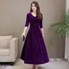 Vestido de Veludo Dourado com Decote V Nova Coleção Primavera & Outono 2022 Saia Longa com Relevo Mangas Longas Feminino Emagrecedor com Barra Larga