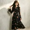 Elegante vestido negro de ajuste ceñido estilo Hepburn con estampado floral, cuello redondo y manga larga para mujer