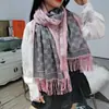 Bufanda Larga con Patrón de Letras 2026, Nuevo Estilo Otoño/Invierno para Microempresa, Cálido Chal de Imitación Cachemir Jacquard Espesado para Mujer, Venta al por Mayor