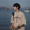 Camiseta de Manga Corta con Estampado de Letras Estilo Universitario Americano para Hombre Verano Juvenil Holgada de Algodón Estudiante Versátil de Media Manga