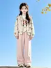 Roupa de outono para meninas: um conjunto de três peças apresentando uma jaqueta com capuz estampada de desenho animado e calças de perna larga, projetado para crianças mais velhas, oferecendo um visual casual, estiloso e esportivo